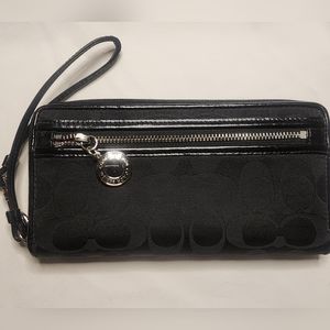 Rare Coach Poppy Signature C's Logo Black Zip Around Wristlet Accordion Wallet